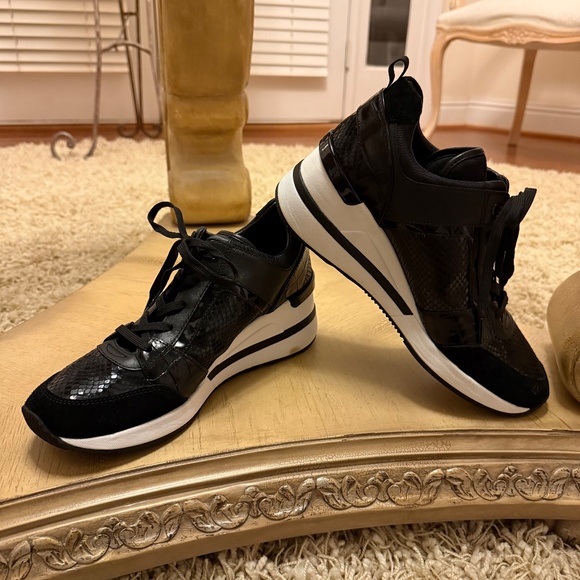 Michael Kors Georgie Trainer Womens Black Embossed Logo Sneaker Size 9.5 - Picture 5 of 11